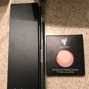 Younique quad pallet, deluxe brush and shadow